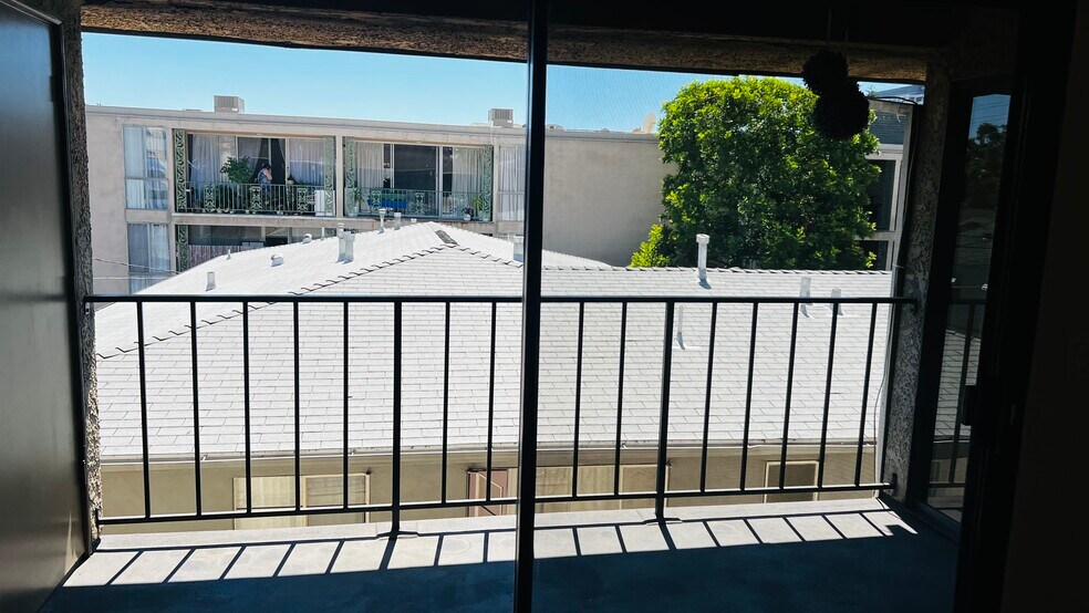 Balcony - 336 N Louise St
