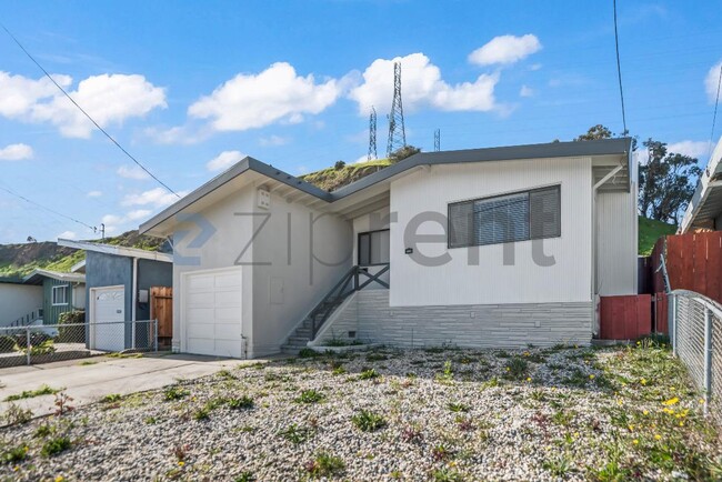 Building Photo - 161 Pecks Ln