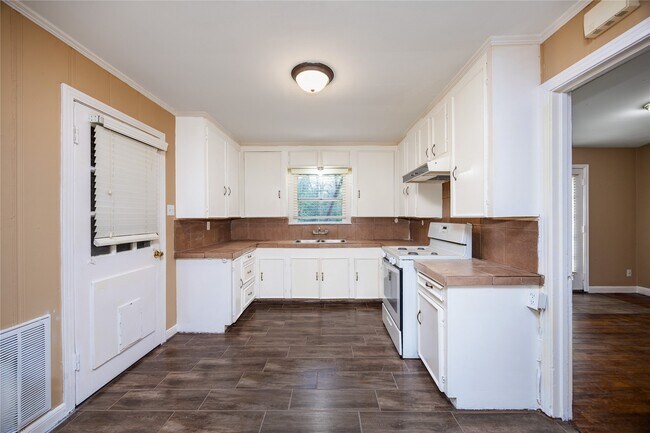 Building Photo - 304 Harris Blvd