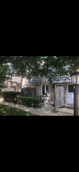 Primary Photo - 24023 W Oak St