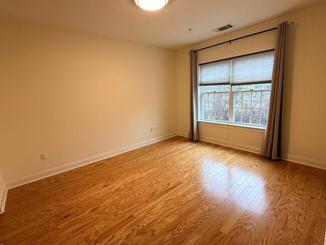 Building Photo - 2000 Davenport Ave