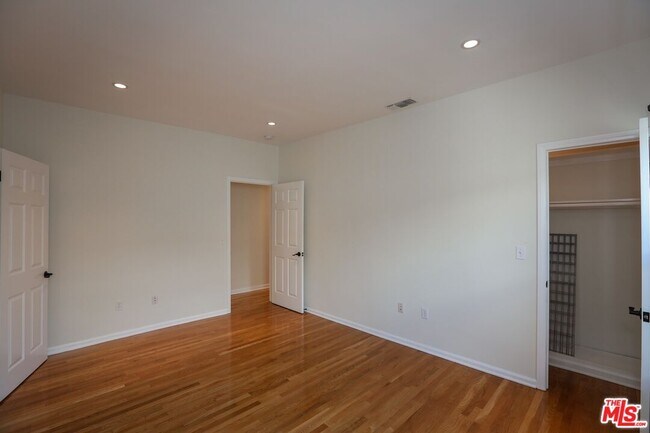 Building Photo - 806 N Alfred St