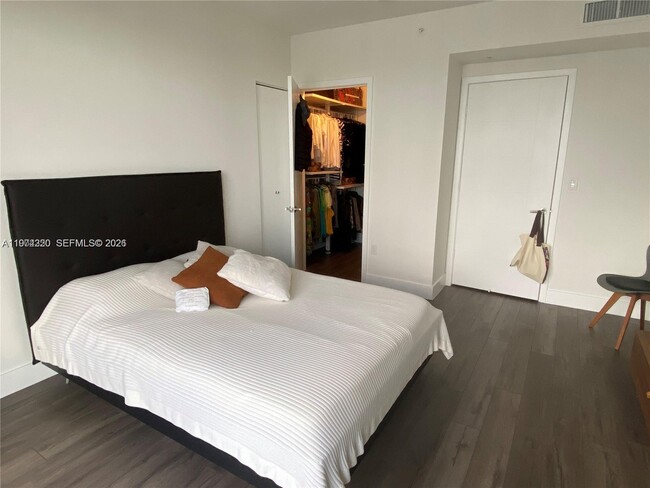 Building Photo - 1010 SW 2nd Ave