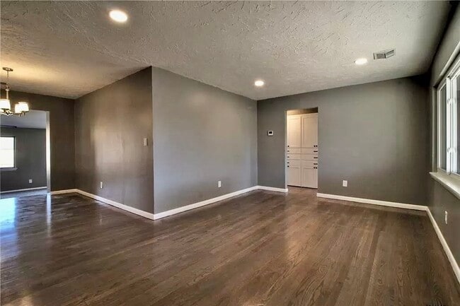 Building Photo - 10616 Greystone Ave