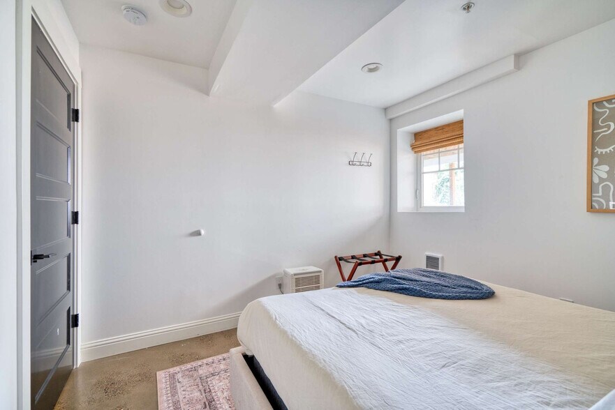 Building Photo - 18 NW 22nd Pl