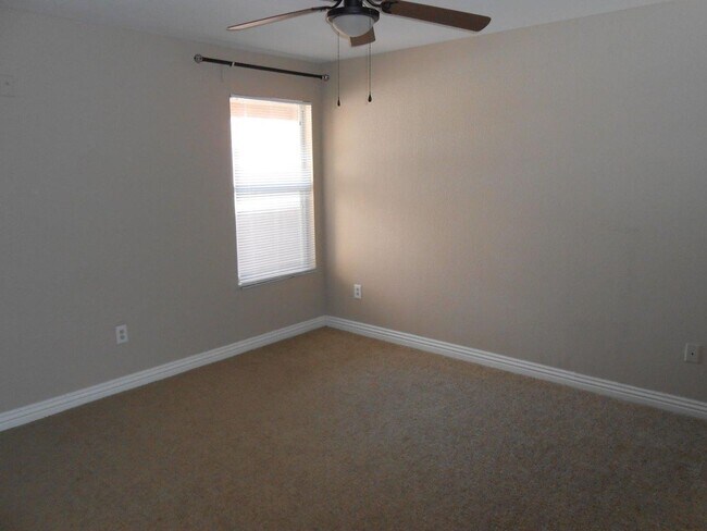 Building Photo - Spacious 2nd Floor Condo in Gated Community in West
