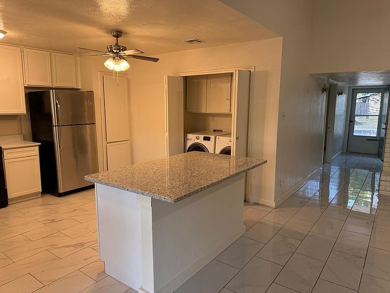 Building Photo - 3410 Meadow Oaks Dr