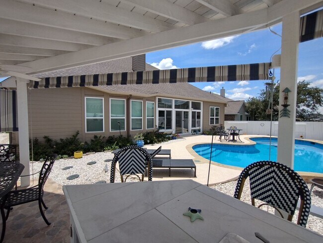 Building Photo - Beautiful 4 bedroom with a pool!!!