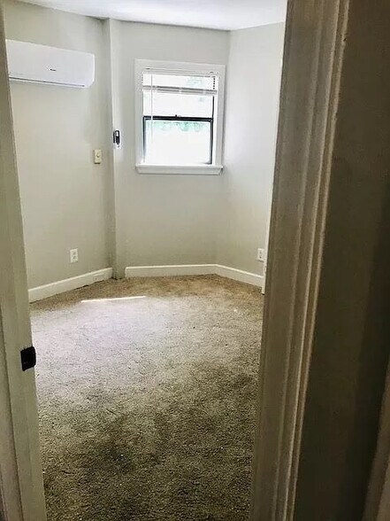 Building Photo - Room in Apartment on Heathcliff St