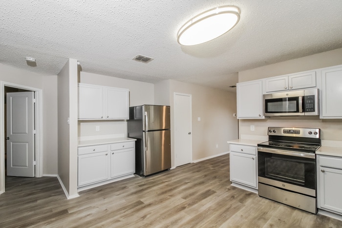 Building Photo - 16516 Woodside Dr