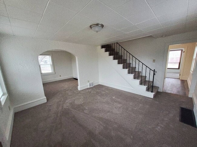 Building Photo - 928 W Kamps Ave
