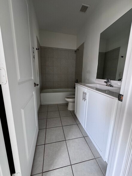 full Bathroom 1 floor - 11852 SW 245th Ter