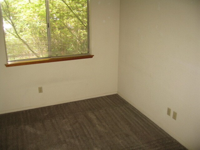 Building Photo - 1174 E Goshen Ave