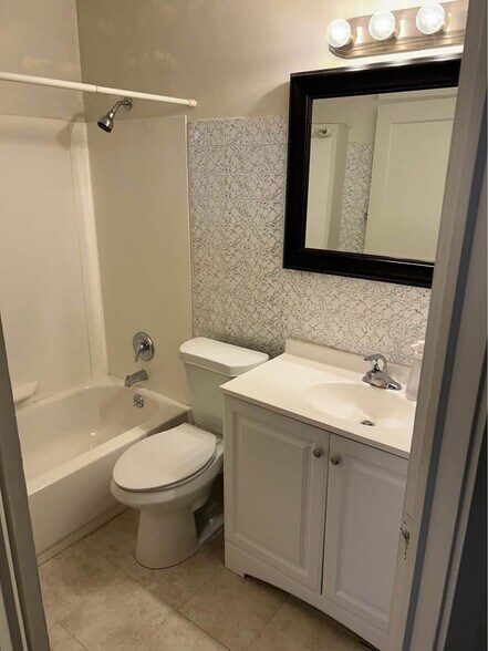 Building Photo - 1463 Riverside Dr