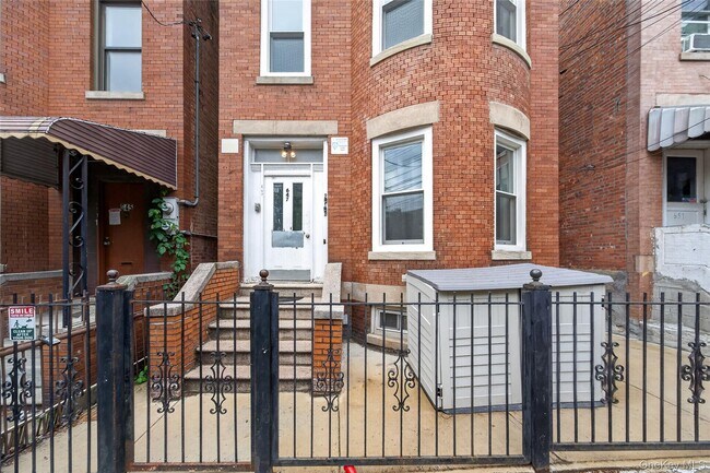 Building Photo - 647 Manida St