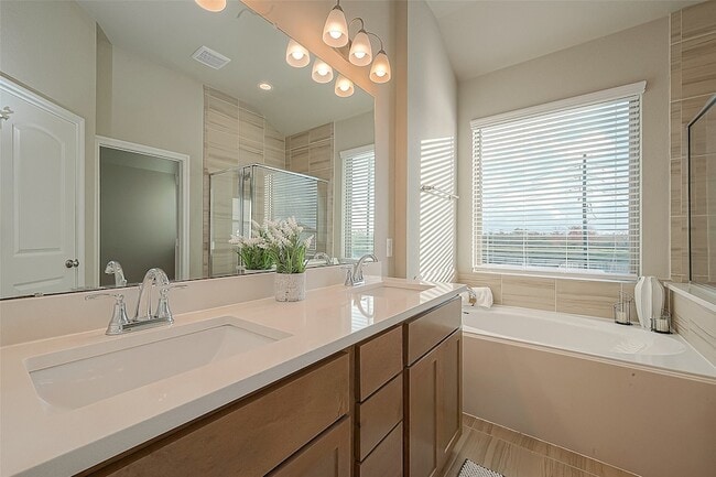 Building Photo - 8700 Laurel Crest Dr