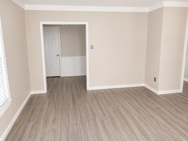 Building Photo - Adorable 2-Bedroom Gem: Fresh Floors & New Appliances!