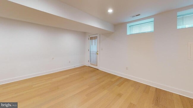 Building Photo - 472 Ridge St NW