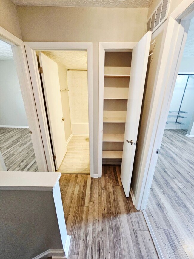 Building Photo - MOVE-IN READY! 2BR Townhome in Clintonville near OSU – W/D, Parking, Pet Friendly