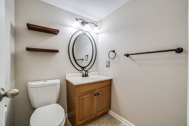 Building Photo - 6158 Valley Clf