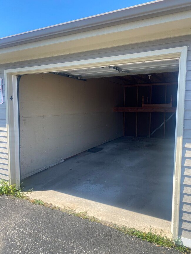 Building Photo - Private Entry Lower 2 Bedroom Apartment!