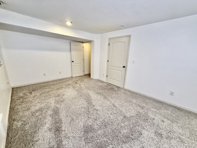 Building Photo - 8633 Chase Cir