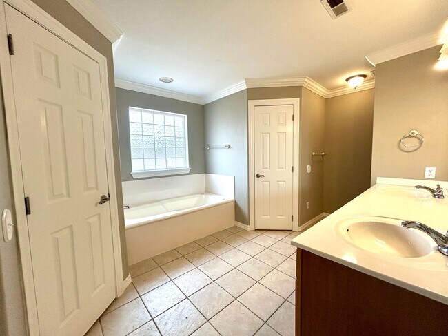 Building Photo - Spacious 3 bed 2 bath Single Family with a Large Fenced Backyard!