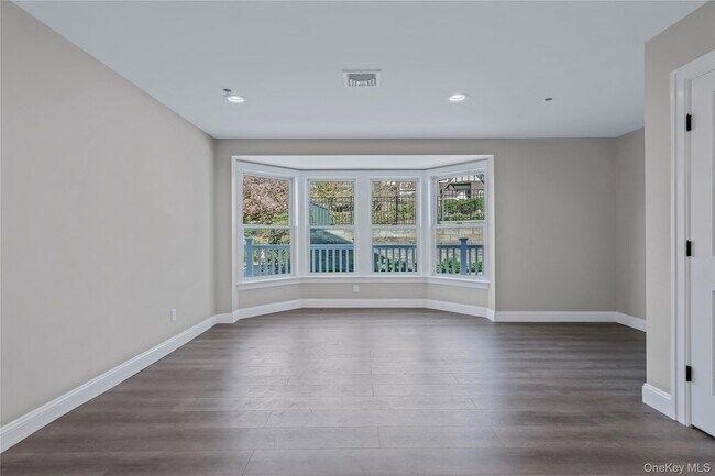 Building Photo - 110 School St