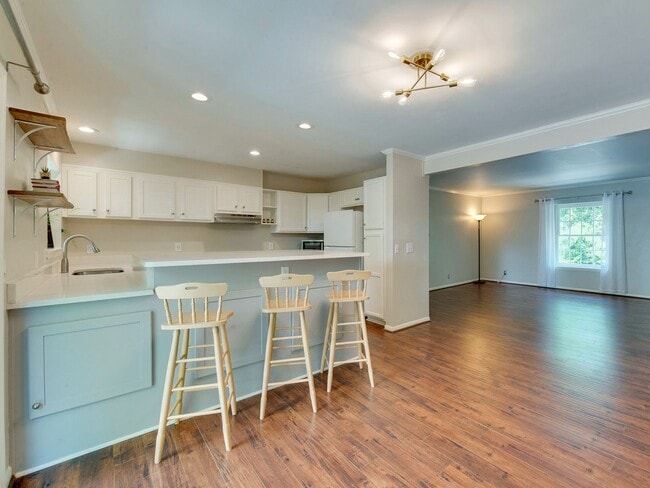 Building Photo - Check out this amazingly located 3 bed/2 b...