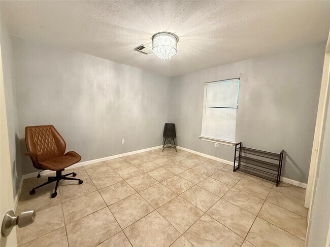 Building Photo - 305 N Ennis St