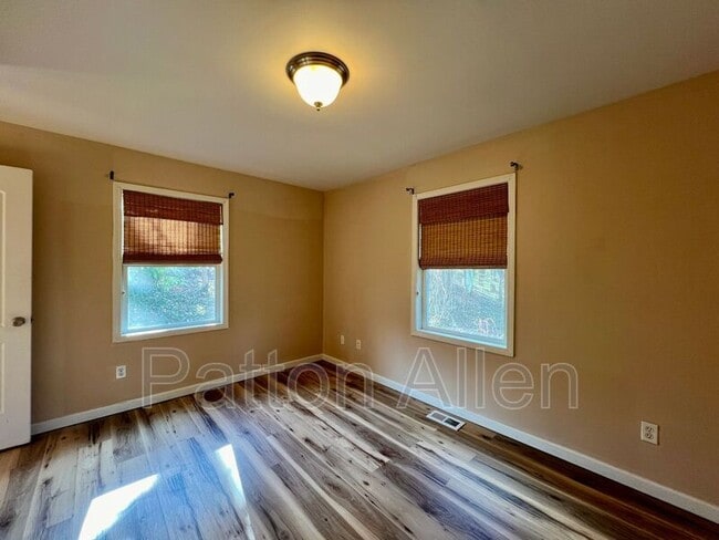 Building Photo - 80 Oakwood St