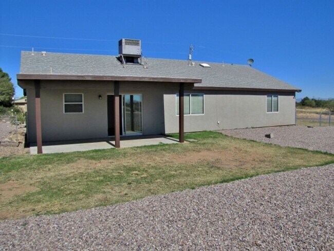 Building Photo - 3BR/2BA/2CG, 1519 sq.ft on half acre in Huachuca City, AZ