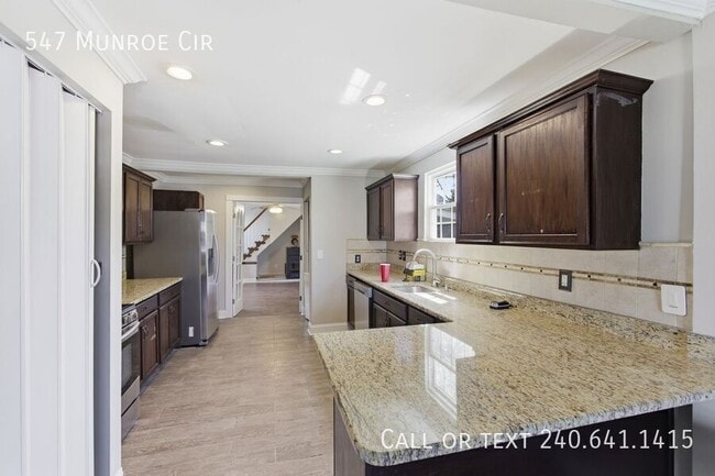 Building Photo - 547 Munroe Cir