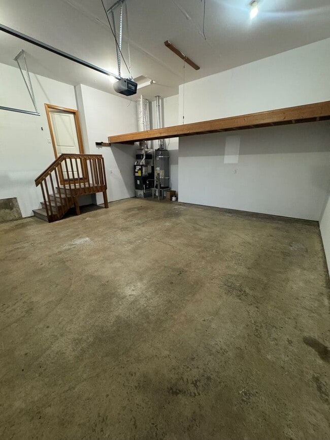 Building Photo - 3 Bedroom 2 Bath at Astoria