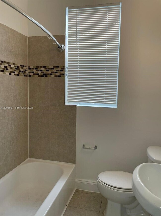 Building Photo - 119 Menores Ave