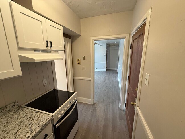 Building Photo - 423 Pelham St