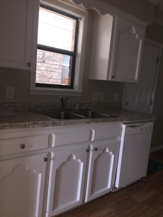 Building Photo - CUTE 3 BEDROOM 2 BATH! WITH A LARGE BACK YARD!