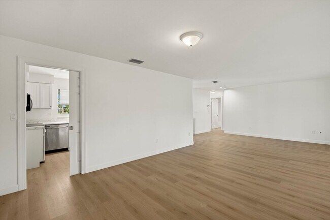 Building Photo - Completely Refurbished 3 Bedroom 2 bath with Florida Room Large backyard