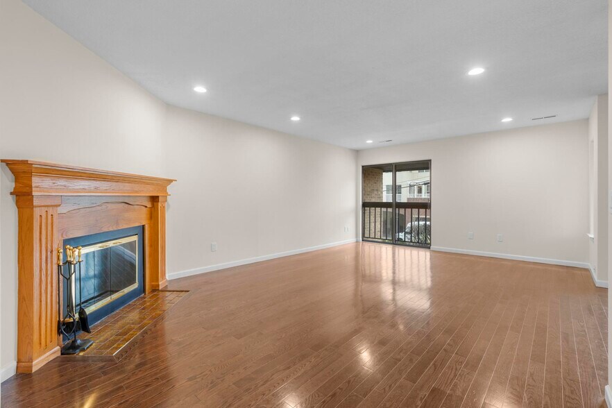 Building Photo - 25 2nd St