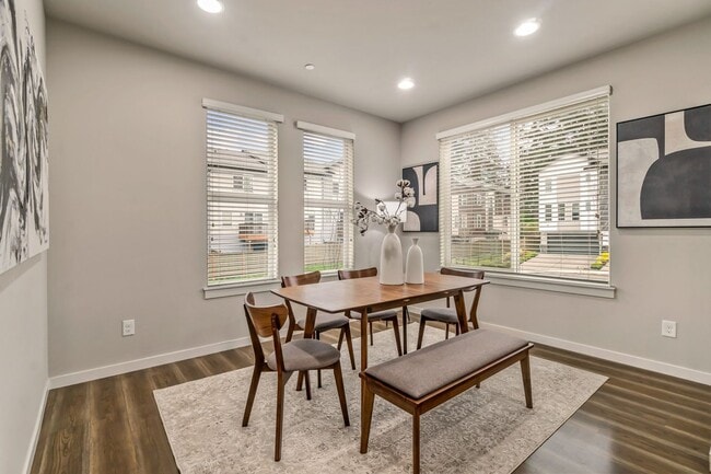 Building Photo - Modern Tri-Level 4BD/3.5BTH Townhouse in Lynnwood for Rent! Pet Friendly!