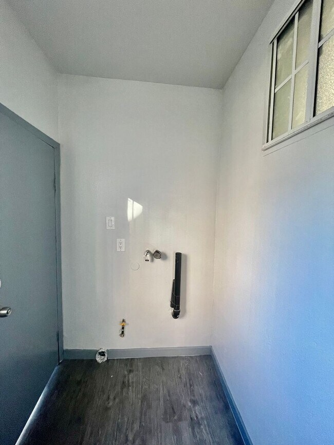 Building Photo - 2 bedroom / 1 bath with washer/dryer hook ups