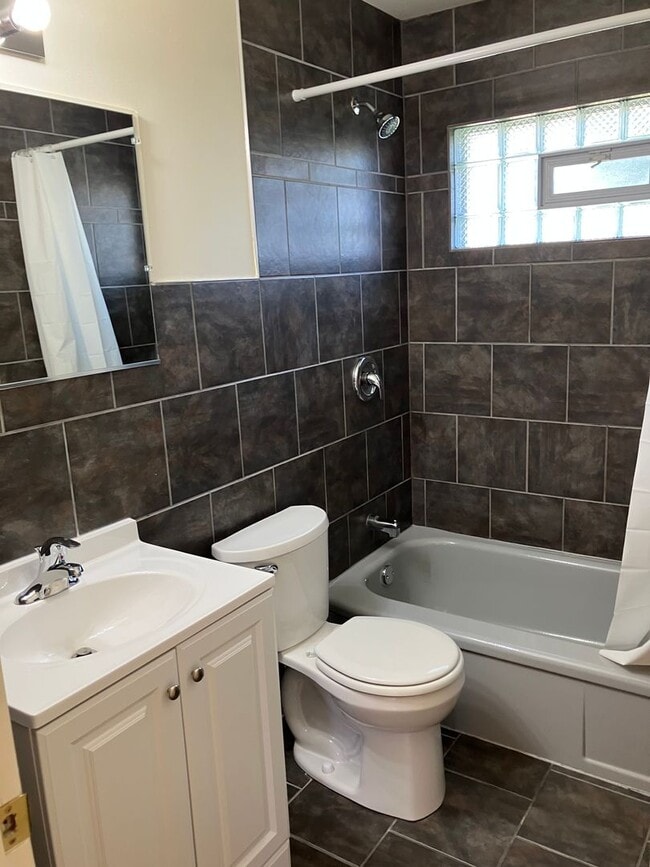 Building Photo - Single Family 3 Bedroom Home