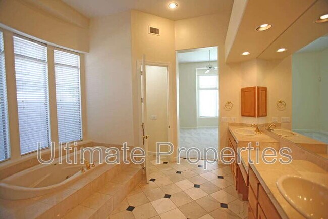 Building Photo - 11050 E Verbena Ln