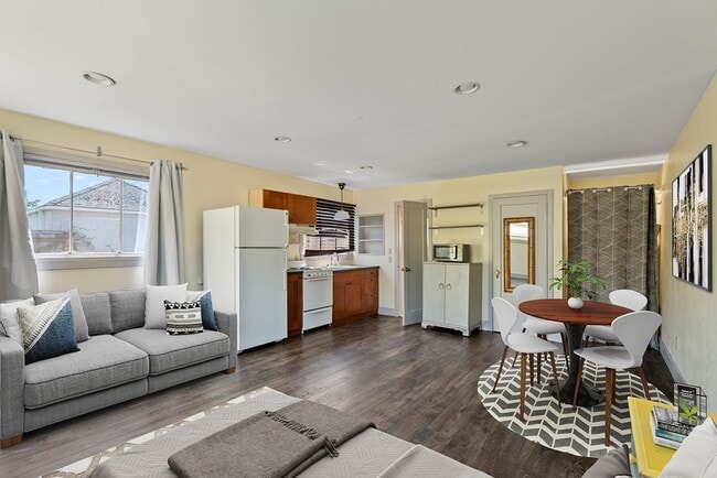 Building Photo - 521 Whitworth Ave S
