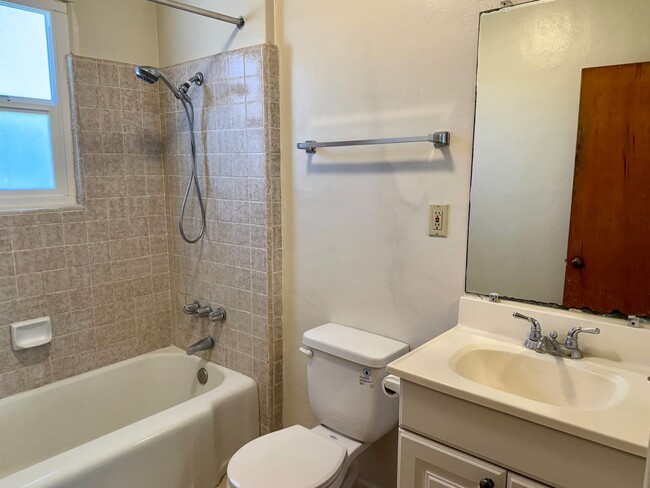 Building Photo - 1 Bedroom Duplex