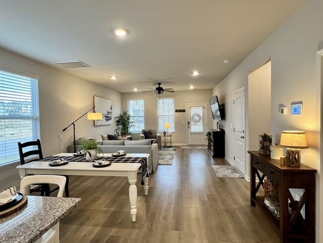 Building Photo - FOR LEASE: END UNIT TOWNHOME LOCATED IN LE...