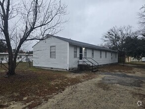 Building Photo - 2 Bed 1 bath duplex right across from Midl...