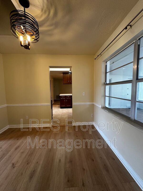 Building Photo - 2719 Merrie Oaks Rd