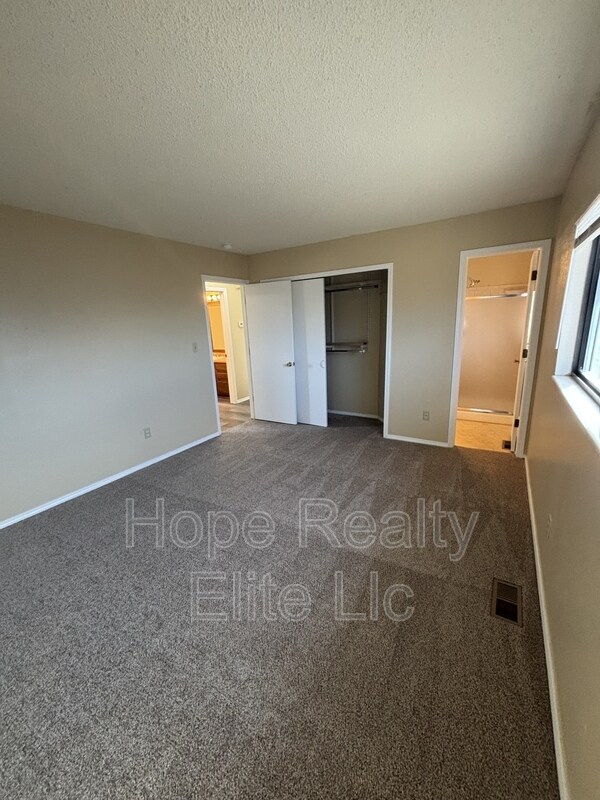 Building Photo - 902 Rancher Dr