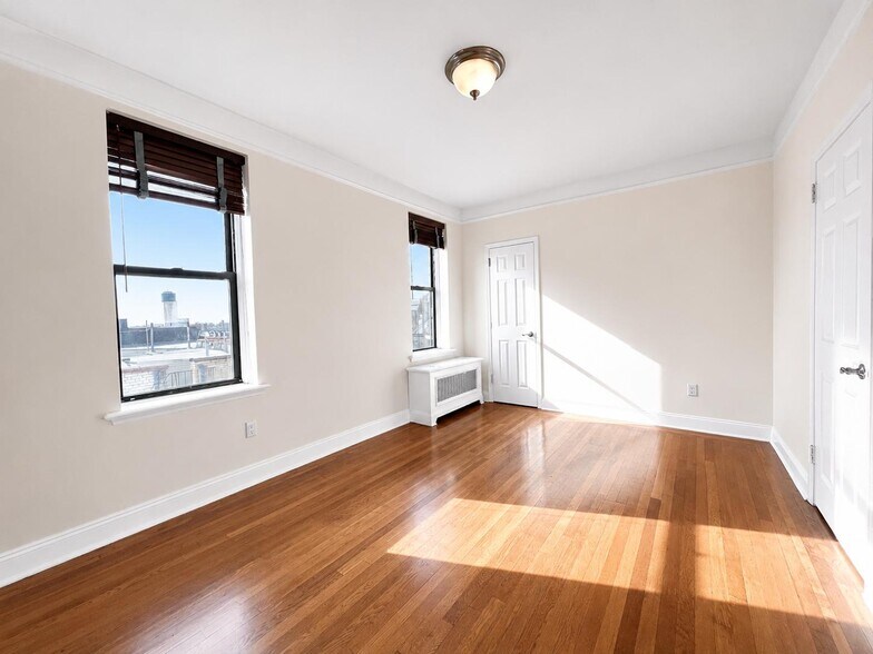 Building Photo - 105 Pinehurst Ave